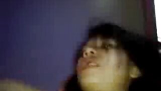Սեքսուալ թխահեր սպասուհին դերային խաղ է խաղում տնական պոռնո տեսանյութում