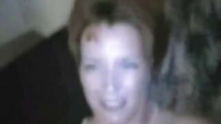 Մուգ մազերով կրծքամիս Նադյա Սթայլզը ծծում է անփույթ սև աքլորը սեքսից հետո